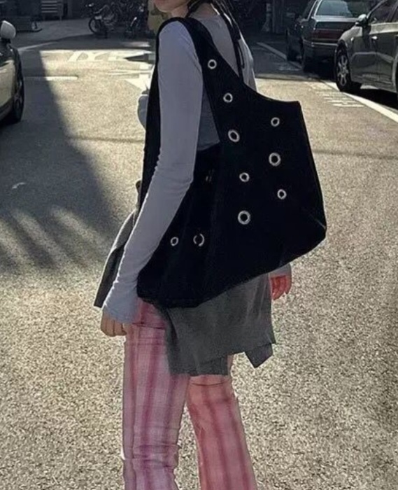 Bolso negro ancho de diseño moderno. 