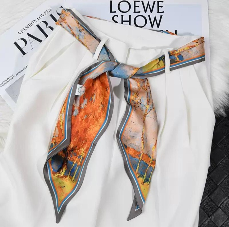 Pañuelo elegante con estampado artístico en tonos naturales