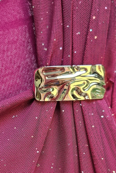 Blusa elegante con mangas transparentes en tela brillante y delicado broche dorado lateral - Imagen 3